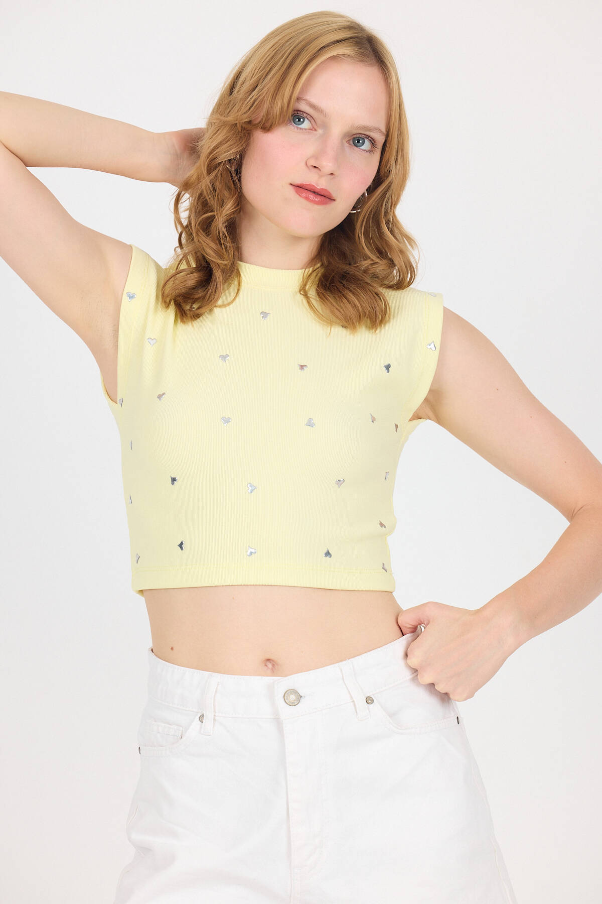 Sarı Gümüş Kalp Detaylı Crop Tişört 2499 - Stilay