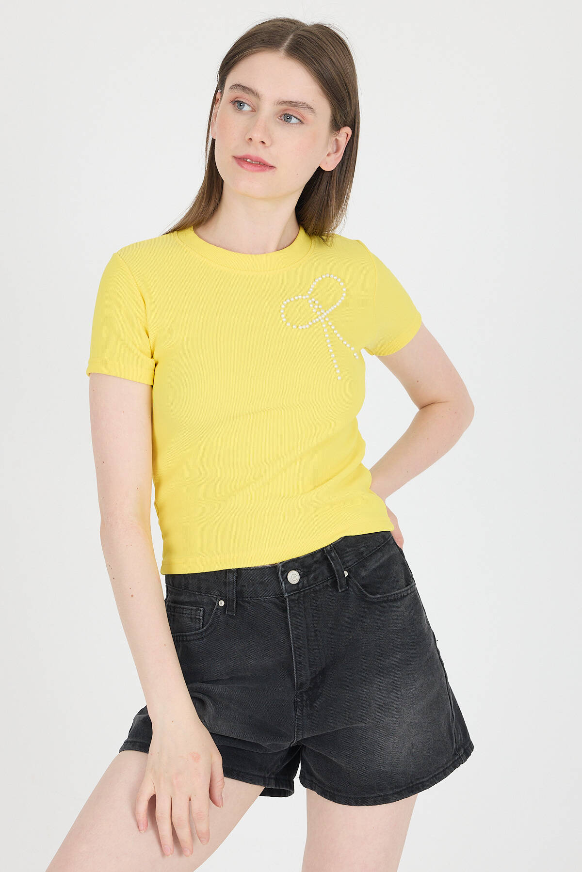 Sarı İnci Kurdele İşlemeli Crop Slim Fit Tişört 2229 - Stilay