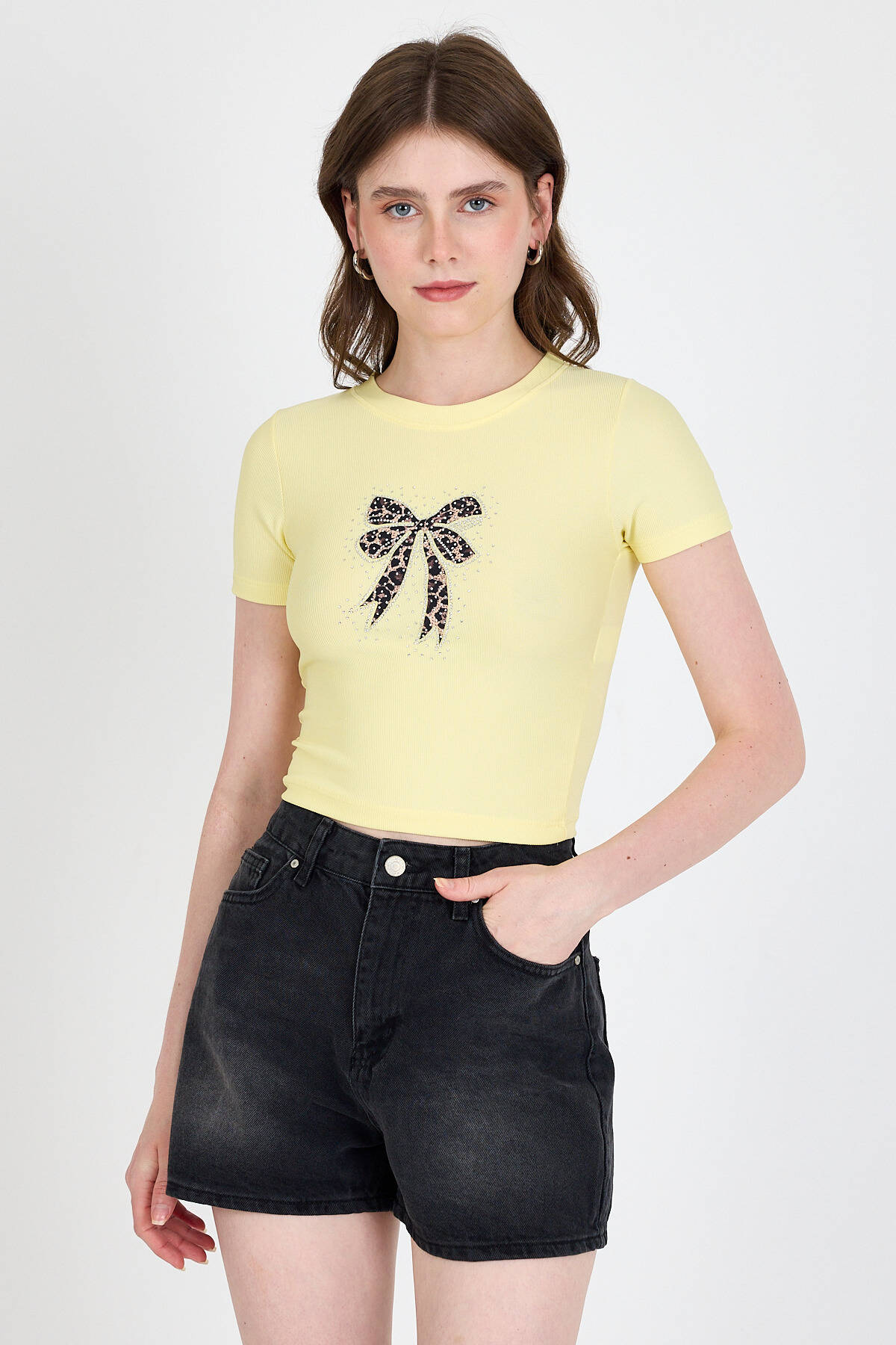 Sarı Leopar Fiyonk Baskılı Taş Detaylı Slim Fit Crop Tişört 0549-1 - 2