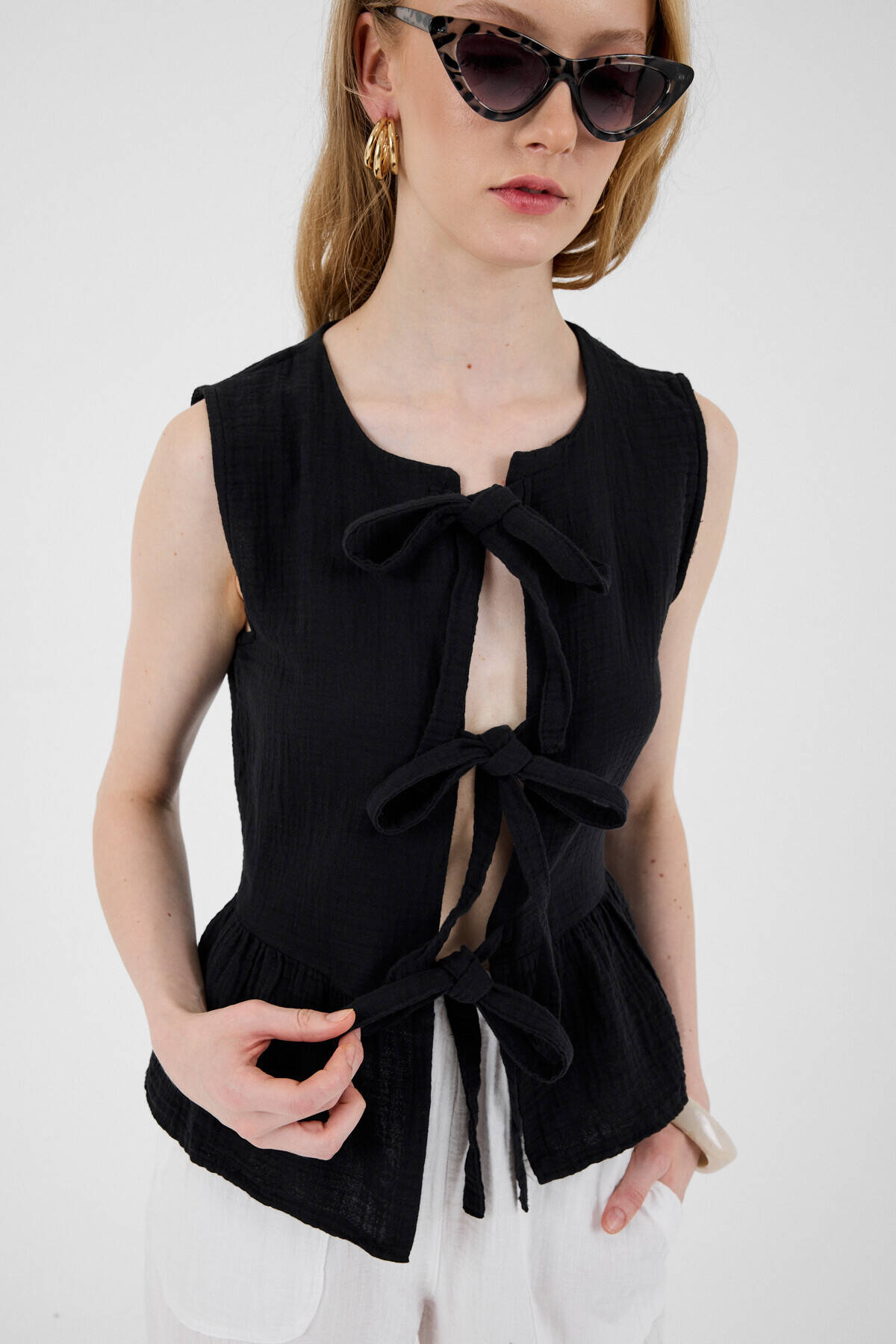 Siyah %100 Pamuk Müslin Fırfır ve Bağlama Detaylı Bluz 4827A - Stilay