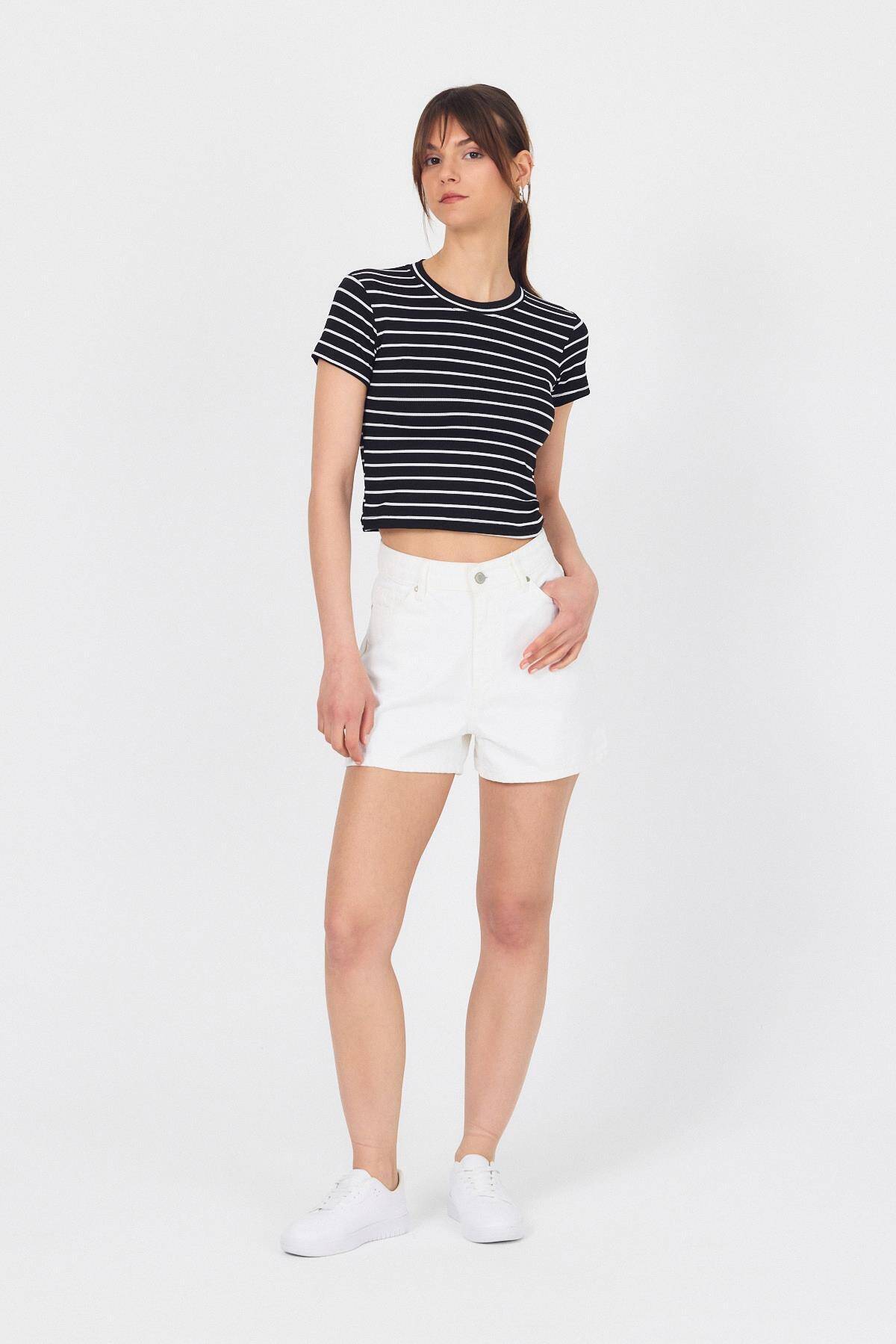 Siyah Bisiklet Yaka Çizgili Crop Tişört 2147 - Stilay