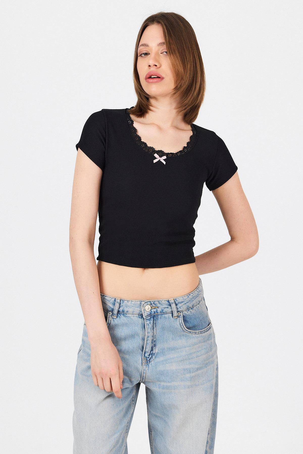 Siyah Dantel Yaka Fiyonk Detaylı Crop Tişört 2207 - Stilay