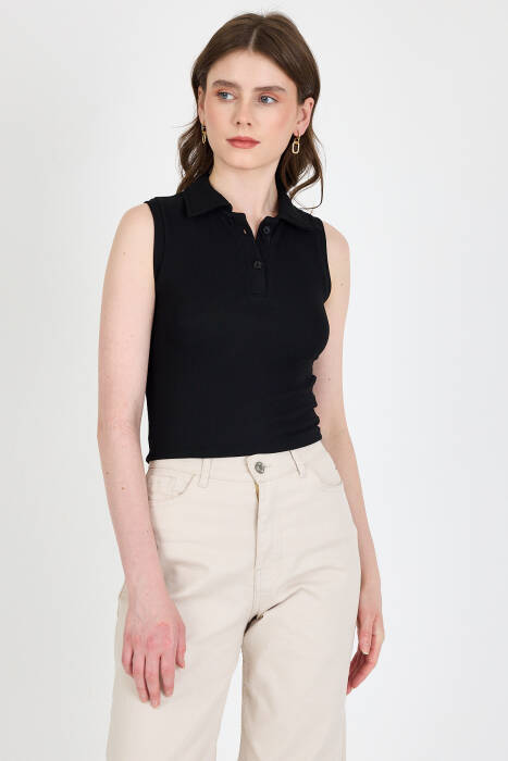 Siyah Düğmeli Polo Yaka Sıfır Kol Örme Bluz 2219 - Stilay