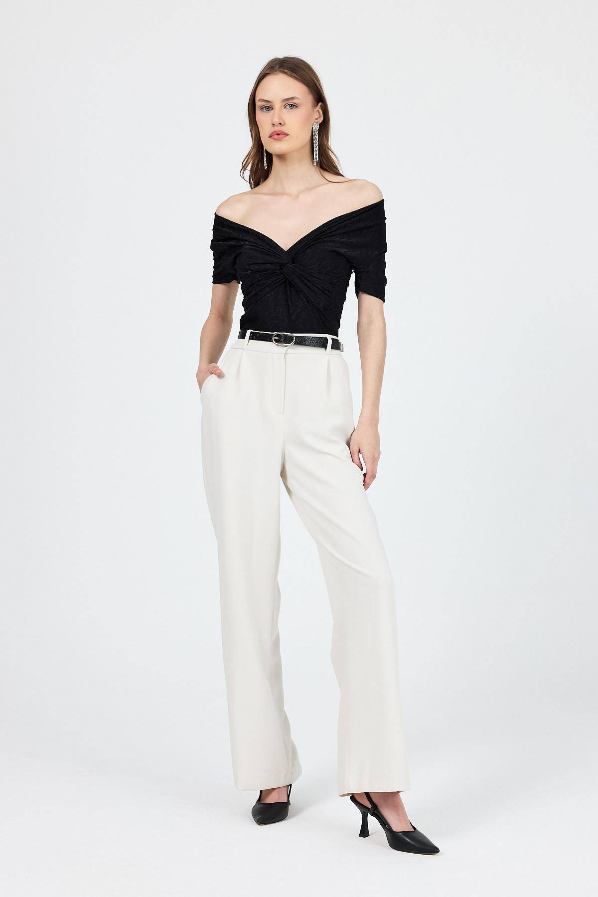 Siyah Düşük Omuz Büzgü Detaylı Bluz 13325 - Stilay