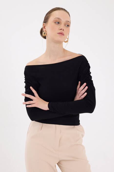 Siyah Kayık Yaka Kol Büzgülü Bluz 2433 - Stilay