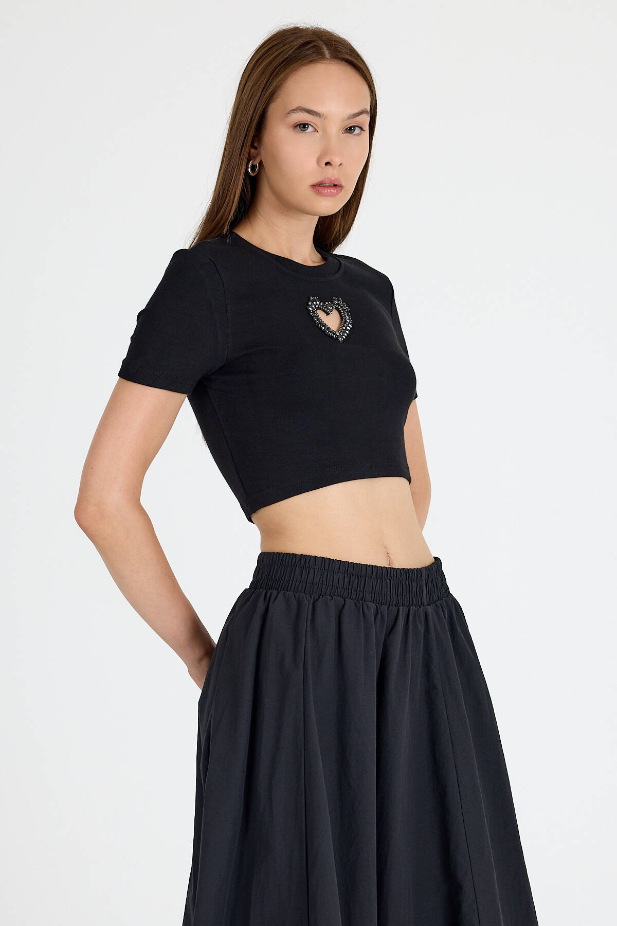 Siyah Taş İşlemeli Kalp Detaylı Viskoz/Yumuşak Kumaş Crop Tişört 2444 - Stilay