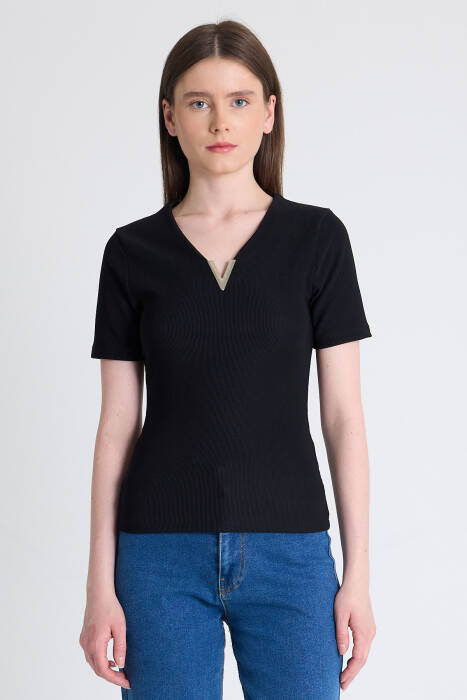 Siyah V Yaka Aksesuar Detaylı Slim Fit Tişört 9206M - Stilay