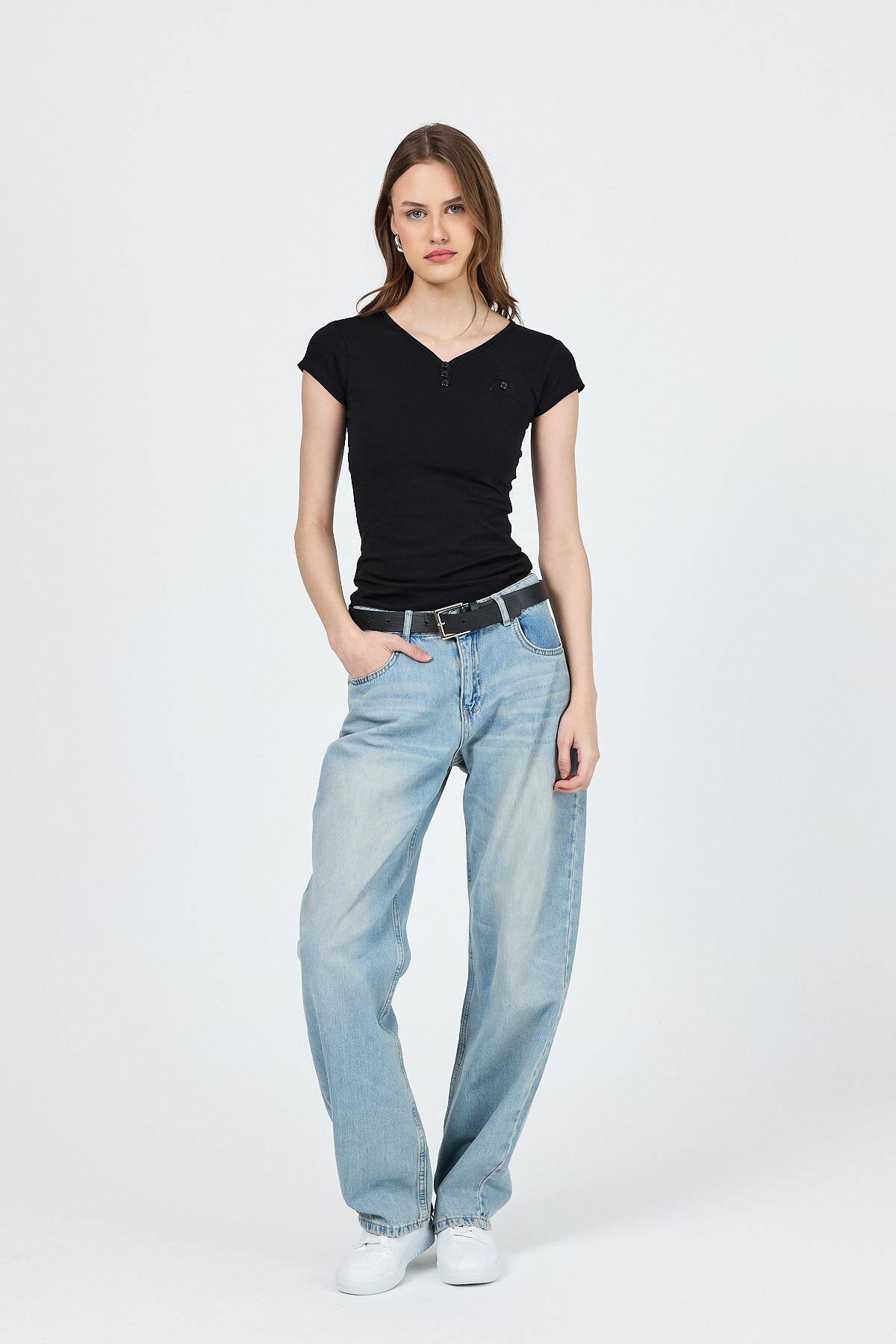 Siyah V Yaka Düğmeli Cep Detaylı Slim Fit Tişört 2213 - Stilay