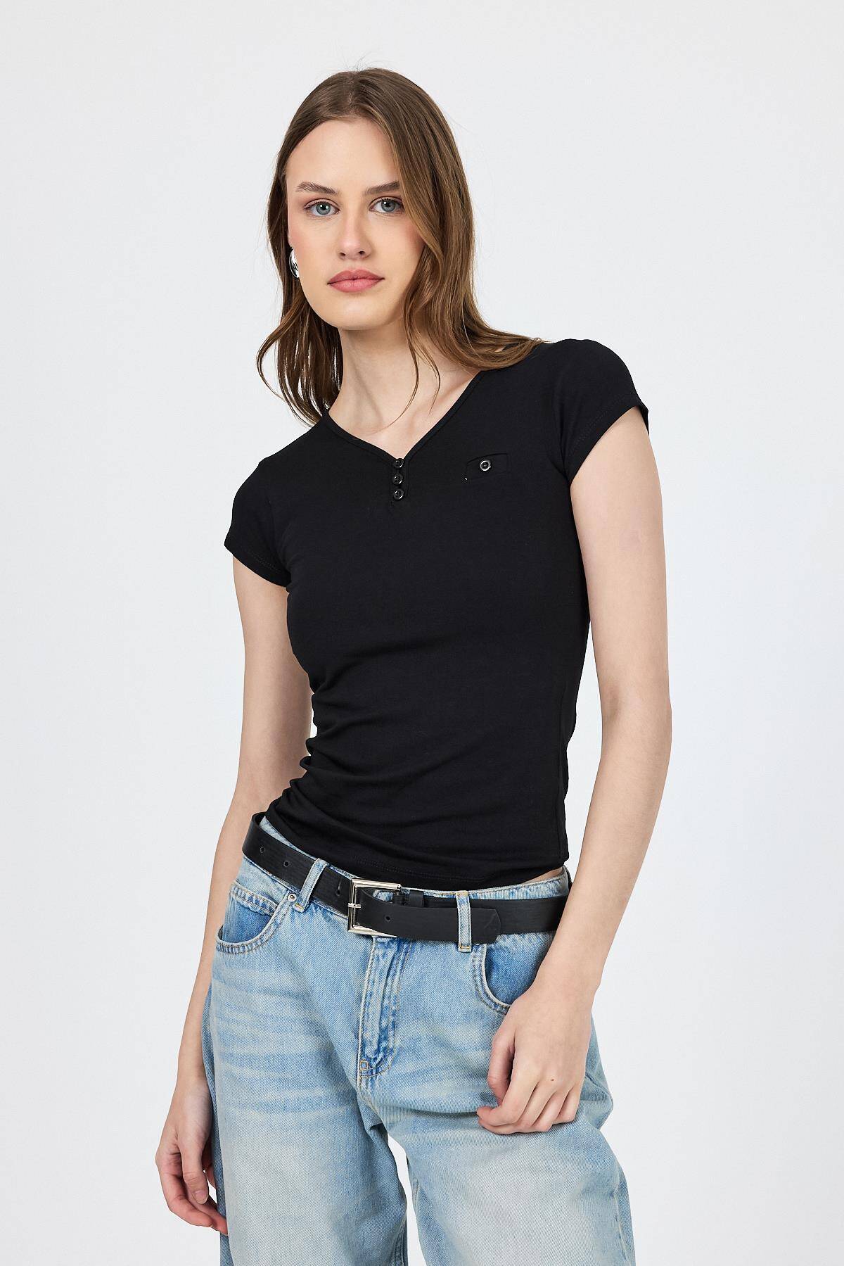 Siyah V Yaka Düğmeli Cep Detaylı Slim Fit Tişört 2213 - 3