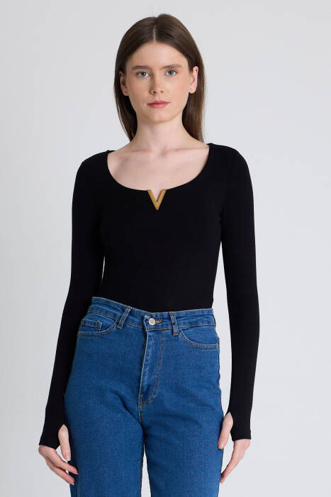 Siyah Viskoz/Yumuşak Kumaş Aksesuarlı Parmak Geçme Detaylı Bluz 1476 - Stilay