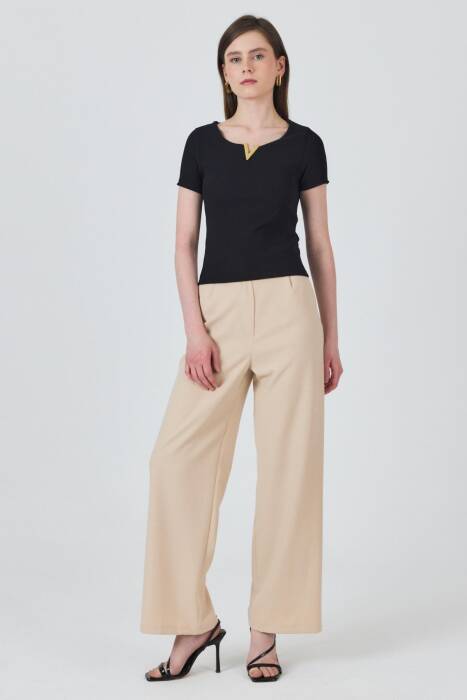 Siyah Yaka Aksesuar Detaylı Örme Tişört 2224 - Stilay