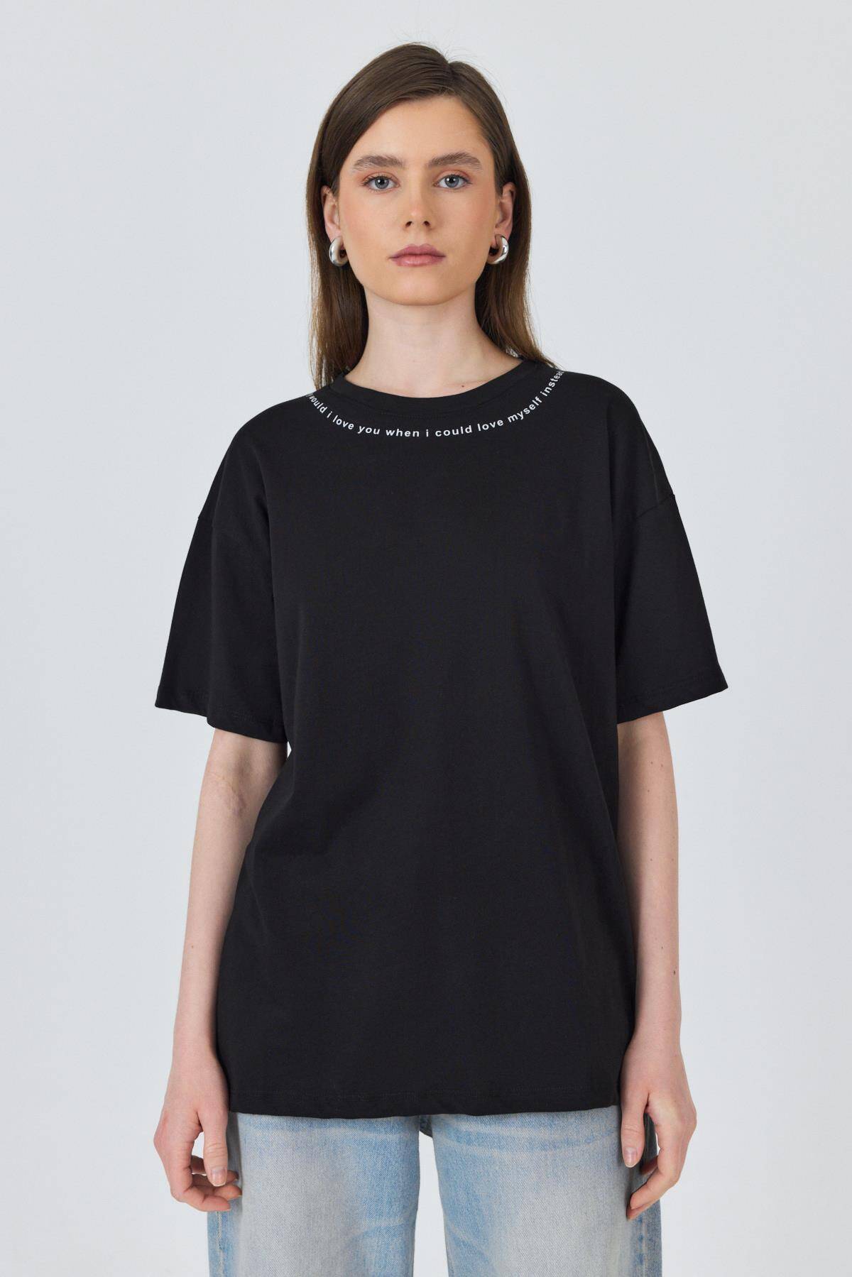 Siyah Yaka Yazı Baskılı Oversize Pamuklu Tişört 2150-34M 