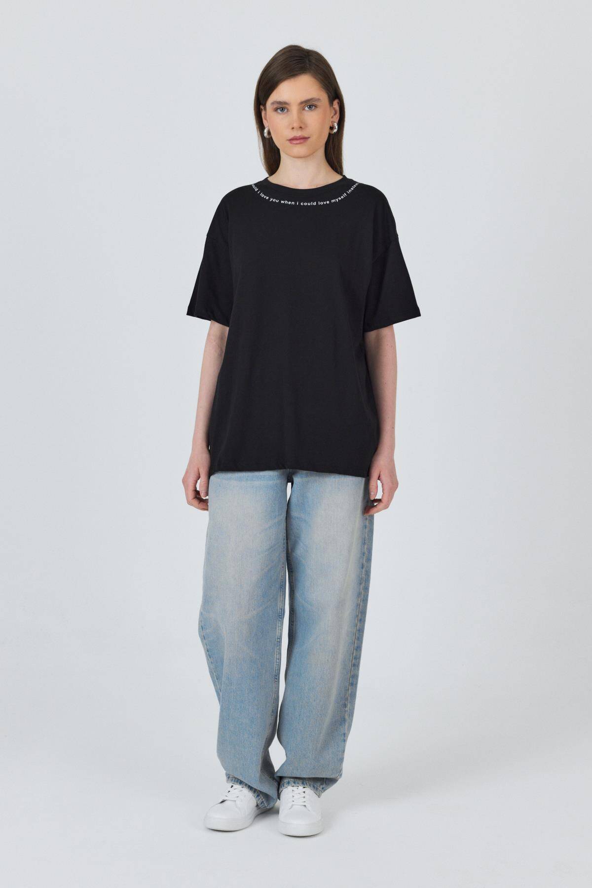 Siyah Yaka Yazı Baskılı Oversize Pamuklu Tişört 2150-34M - 2