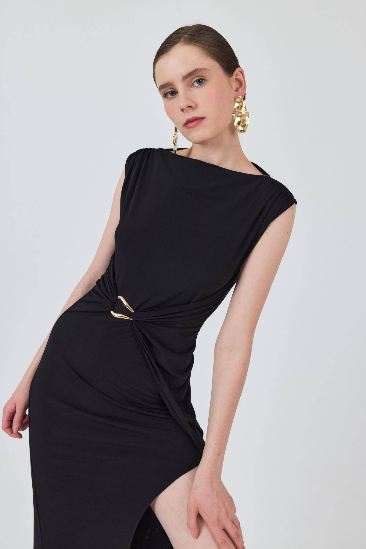 Siyah Yan Büzgü Toka Detaylı Elbise 251605 - Stilay